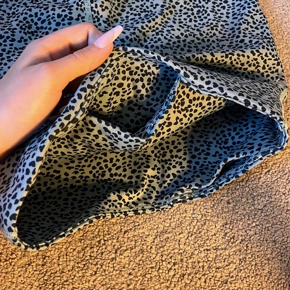 PERSIT Women's High Waist Print Workout Yoga Shorts with 2 Hidden Pockets - Picture 3 of 4